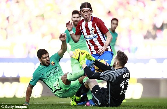 Atletico 1-2 Barcelona: Người hùng Messi - 4
Luis Suarez trong một pha uy hiếp khung thành Atletico