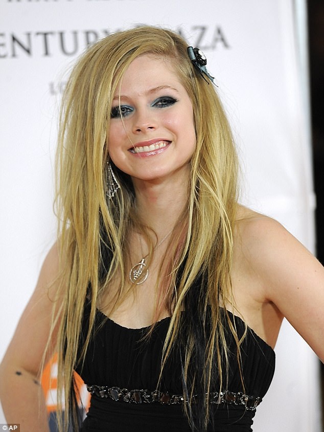 
Avril with a unique appearance in her early years of joining the entertainment industry.
