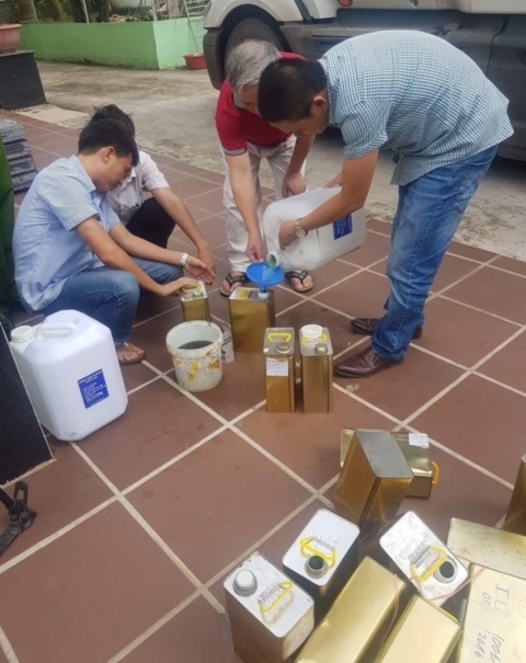 Độc giả Dân trí phẫn nộ với cây xăng chỉ 50% nguyên chất - 1 Thanh tra sở Khoa học và Công nghệ tỉnh Nghệ An sốc với kết quả mẫu xăng A92 khi thử nghiệm.