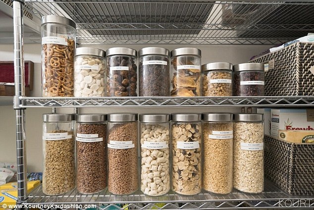 
Khu bếp ngăn nắp, Kourtney Kardashian cho biết cô chỉ dùng lọ thủy tinh trữ đồ ăn để đảm bảo an toàn
