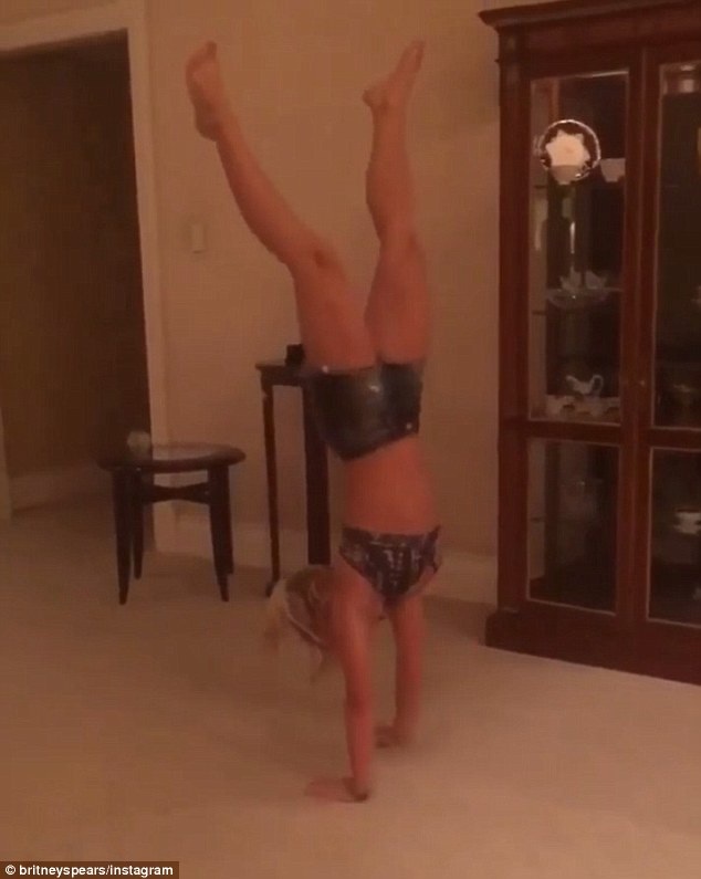 Choáng với khả năng biểu diễn yoga của Britney - 1
Britney Spears vừa tung clip ấn tượng trên trang cá nhân Instagram trong đó cô trình diễn khả năng Yoga tuyệt hảo