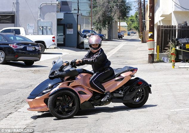 Vũ nữ thoát y sành điệu cưỡi xe phân khối lớn ra phố - 1 
Blac Chyna nổi bật trên đường phố Los Angeles ngày 21/8 vừa qua với xe phân khối lớn ba bánh lạ mắt