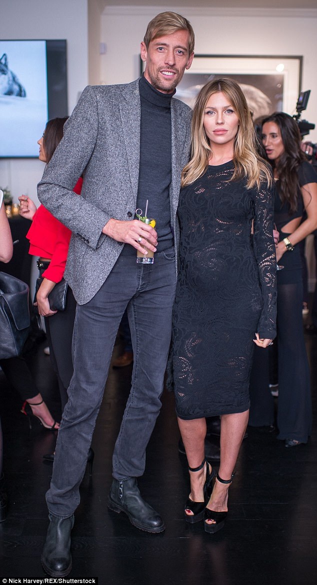 Abbey Clancy: Bầu bí vẫn diện váy bó, đi giày cao gót - 1
Siêu mẫu Anh Abbey Clancy và chồng, cầu thủ bóng đá nổi tiếng Peter Crouch rạng rỡ dự tiệc tại London ngày 14/9 vừa qua