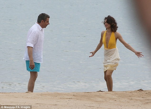 Mr Bean gặp "bond girl" Olga Kurylenko tại phim trường - 1
Mr Bean Rowan Atkinson đóng phần 3 của bộ phim hài hành động Johnny English cùng ngôi sao phim Định mức khuây khỏa Olga Kurylenko