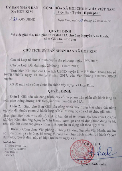 Chủ tịch tỉnh Hòa Bình chỉ đạo làm rõ vụ tháo dỡ nhà dân, dỡ cả “mộ gió” liệt sỹ - 4
Quyết định có ghi: Giải tỏa các công trình, cây cối vi phạm trên phần đất hành lang ATGT đường 12B tiếp giáp với thửa đất 71A.