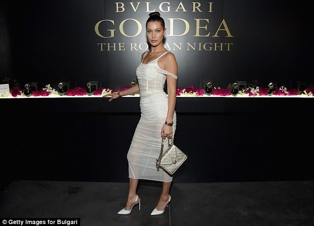 Bella Hadid bốc lửa với váy xuyên thấu - 2
Siêu mẫu 20 tuổi dự sự kiện với tư cách gương mặt quảng cáo của sản phẩm