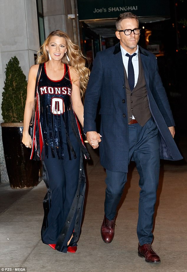 Blake Lively "biến hóa" hình ảnh khi đi quảng cáo phim - 1
Blake Lively và chồng Ryan Reynolds rời buổi công chiếu phim mới của cô All I See Is You tại New York ngày 17/10 vừa qua