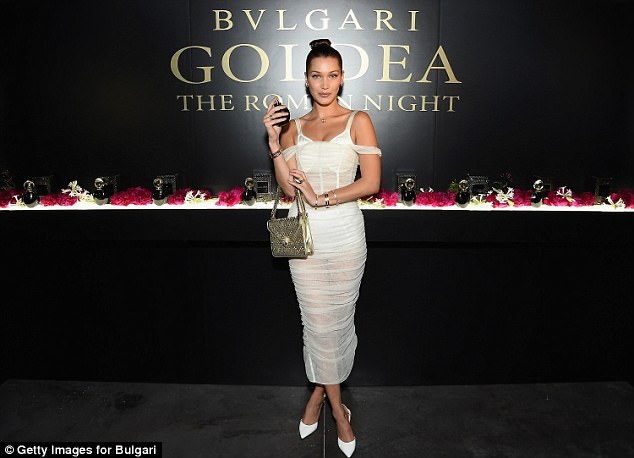 Bella Hadid bốc lửa với váy xuyên thấu - 3
Bella Hadid cuốn hút trong bộ váy trắng xuyên thấu