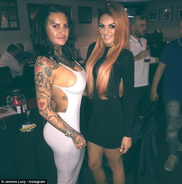 Người đẹp xăm trổ mặc váy hở bạo ra phố - 3
Jemma Lucy, 29 tuổi nổi tiếng với sở thích xăm trổ, cô có hàng trăm hình xăm lớn nhỏ trên cơ thể