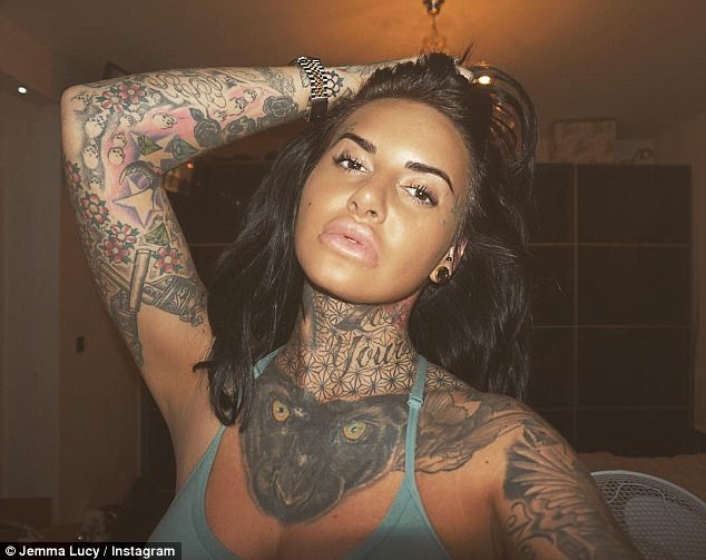 Người đẹp xăm trổ mặc váy hở bạo ra phố - 4
Nhiều hình xăm của Jemma Lucy đã bị fans chê bai - ví như hình xăm đầu con báo ở giữa cổ. Jemma Lucy tức giận và nói, cô có quyền làm những gì mình muốn với cơ thể của mình