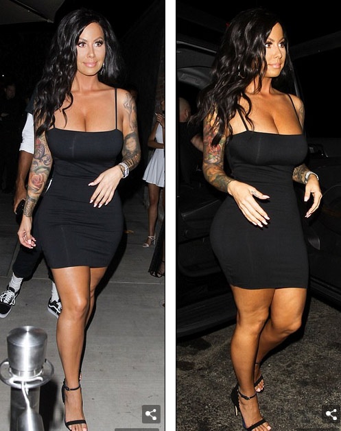 Hai vũ nữ thoát y khoe dáng nảy lửa - 4
Amber Rose rất lạ mắt với mái tóc giả màu đen