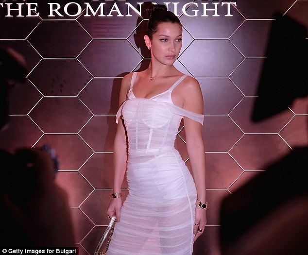 Bella Hadid bốc lửa với váy xuyên thấu - 5
Cùng 1 thời điểm, Bella ký nhiều hợp đồng quảng cáo lớn nhỏ