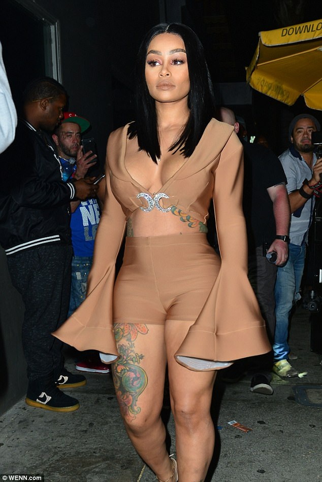 
Người đẹp giữ im lặng trước cáo buộc của bạn trai là đã phải chi cho cô 100 nghìn đô la để đại tu cơ thể sau khi sinh cho anh này cô con gái Dream
