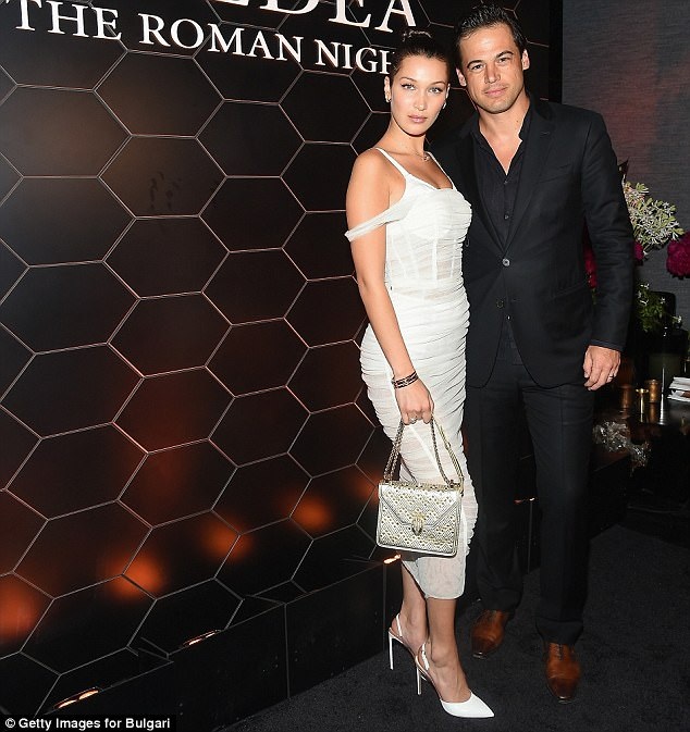 Bella Hadid bốc lửa với váy xuyên thấu - 6
Cô thừa nhận công việc bận rộn, áp lực, liên tục di chuyển khiến cô không có thời gian yêu đương
