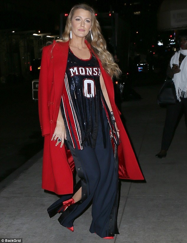 Blake Lively "biến hóa" hình ảnh khi đi quảng cáo phim - 2
Nữ diễn viên 30 tuổi bận rộn quảng bá phim mới suốt 2 ngày nay