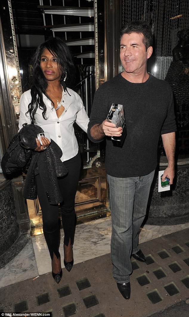 Ca sỹ 54 tuổi tự tin diện áo "không nội y" - 8
Cô rất tức giận khi gần đây Simon Cowell không mời cô quay lại ghế giám khảo The X Factor Anh quốc.