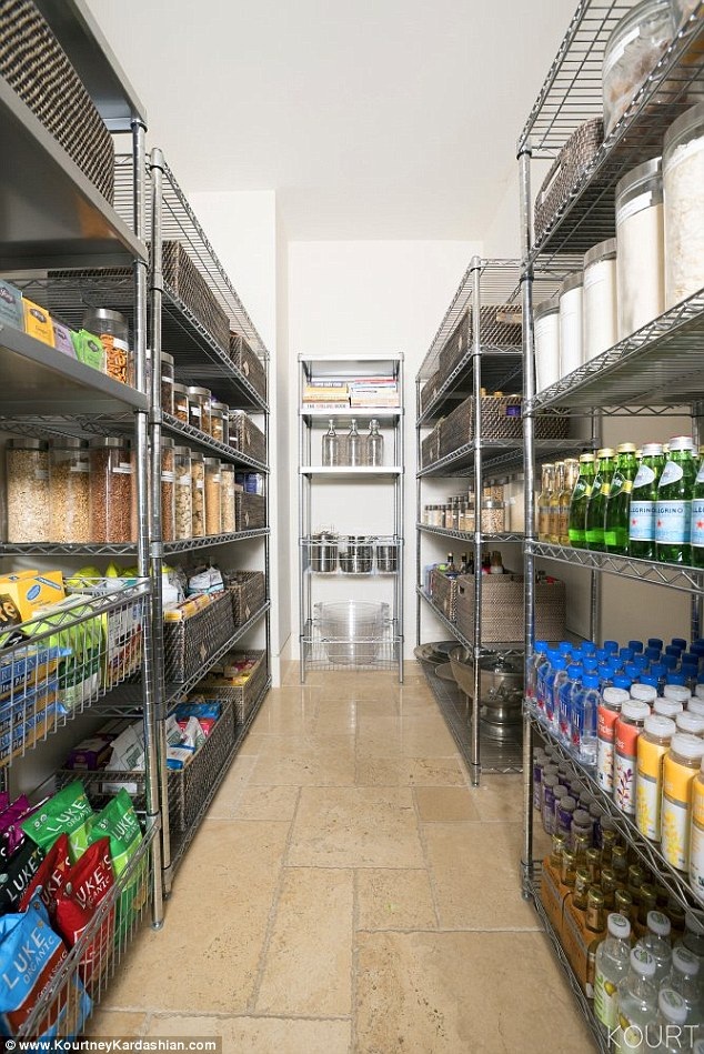 
Khu vực trữ đồ ăn trông như dành cho 1 nhà hàng!
