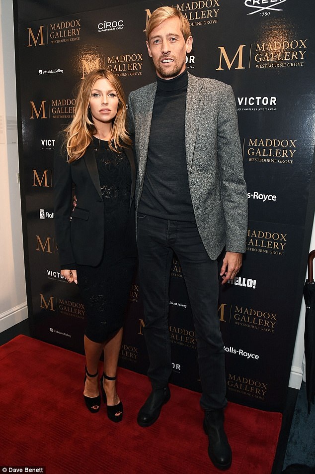 Abbey Clancy: Bầu bí vẫn diện váy bó, đi giày cao gót - 2
Căp vợ chồng nổi tiếng xứ sương mù đang háo hức chờ đón đứa con thứ 3 sắp chào đời