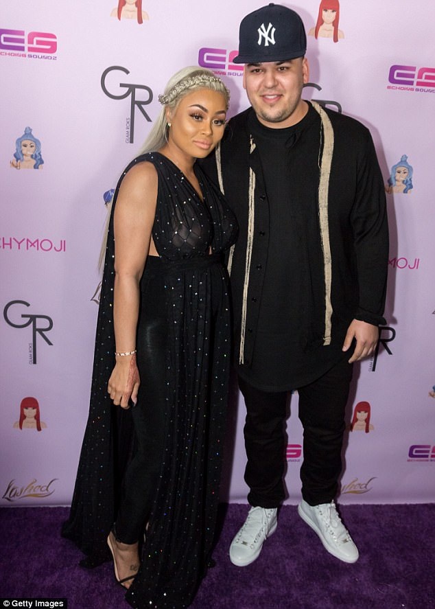 
Vũ nữ thoát y nói, cô bị thiệt hại nhiều về kinh tế, mất hợp đồng quảng cáo sau những lùm xùm do bồ cũ gây ra
