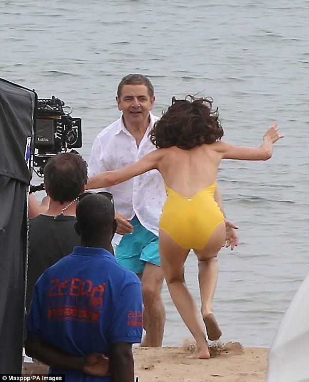 Mr Bean gặp "bond girl" Olga Kurylenko tại phim trường - 2
Olga Kurylenko là Bind girl trong phần phim thứ 22 về Điệp viên 007 ra mắt cách đây 9 năm