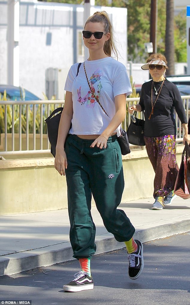 
Siêu mẫu 28 tuổi tới từ Namibia đang mang thai đứa con thứ 2 với chồng Adam Levine
