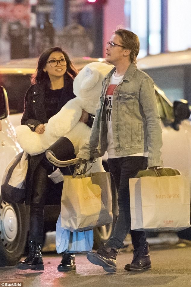 
Nam diễn viên 37 tuổi và nữ diễn viên 29 tuổi thu hoạch được nhiều món đồ như ý sau 1 ngày mua sắm mệt nhoài
