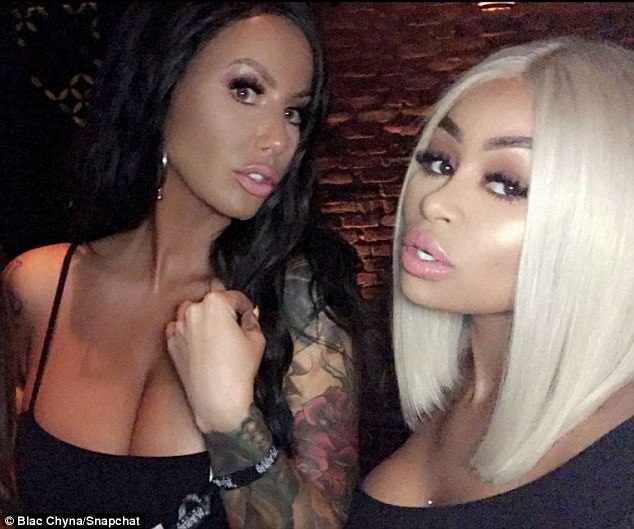 Hai vũ nữ thoát y khoe dáng nảy lửa - 9
Blac Chyna và Amber Rose đều đã sở hữu gần 15 triệu lượt theo dõi trên trang cá nhân Instagram.