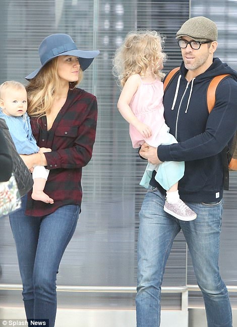 Hình ảnh hiếm hoi của Ryan Reynolds - Blake Lively và 2 con - 3
Ryan Reynolds bế con gái lớn James