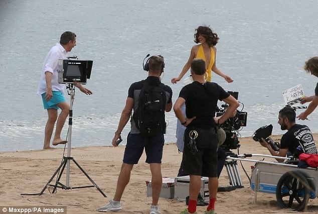 Mr Bean gặp "bond girl" Olga Kurylenko tại phim trường - 3
Cặp đôi diễn viên bận rộn với các cảnh quay trên bãi biển Saint-Aygulf ở Frejus, Pháp ngày 26/9