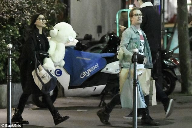 
Cặp đôi hẹn hò từ cuối tháng 7 nhưng giấu rất kỹ mối quan hệ của mình. Brenda Song nổi tiếng với bộ phim trên kênh Disney The Suite Life of Zack & Cody
