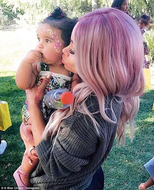 
Rob Kardashian sẽ chi 20 nghìn USD mỗi tháng cho tình cũ để cô nuôi con, đổi lại, Blac sẽ hủy đơn tố cáo cô bị Rob lạm dụng, đánh đập
