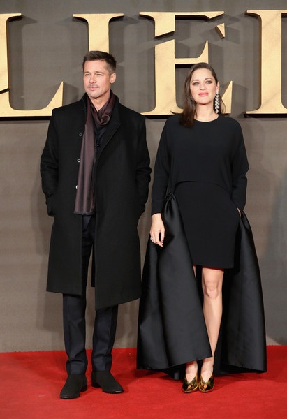 Brad Pitt điển trai hơn sau khi chia tay Angelina Jolie - 5
Sau khi ly dị, Brad Pitt tiếp tục quay lại với nhịp công việc bận rộn. Anh và đồng nghiệp Marion Cotillard đã có chuyến đi quảng bá phim mới Allied vòng quanh thế giới hồi tháng 11/2016