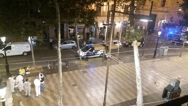Hiện trường vụ đâm xe khủng bố kinh hoàng ở Barcelona - 2
Vụ tấn công xảy ra ở đường Las Ramblas, thuộc trung tâm Barcelona, điểm du lịch nổi tiếng của Tây Ban Nha. (Ảnh: Reuters)