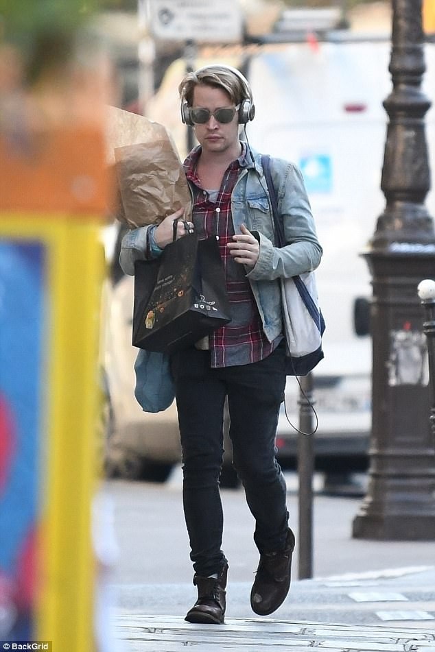 
Nam diễn viên nổi tiếng một thời còn bị bắt gặp đi mua sushi và hoa hồng 1 ngày trước đó
