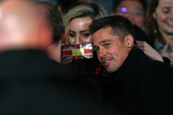 Brad Pitt điển trai hơn sau khi chia tay Angelina Jolie - 6
Điều khiến Brad Pitt đau buồn nhất là không được ở bên các con dịp giáng sinh vừa qua. Bạn bè nam diễn viên nổi tiếng tiết lộ, Brad đã khóc vì quá nhớ các con