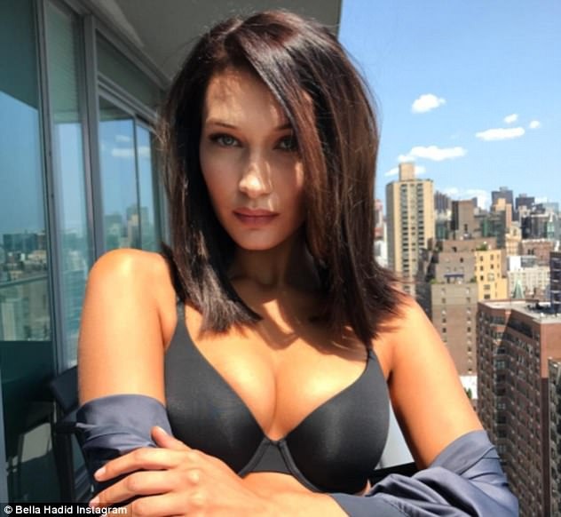 Bella Hadid lại lên bìa tạp chí Vogue - 6
Cô cũng mới xác nhận sẽ tham gia trình diễn trong Victorias Secret Fashion Show 2017 diễn ra tại Thượng Hải
