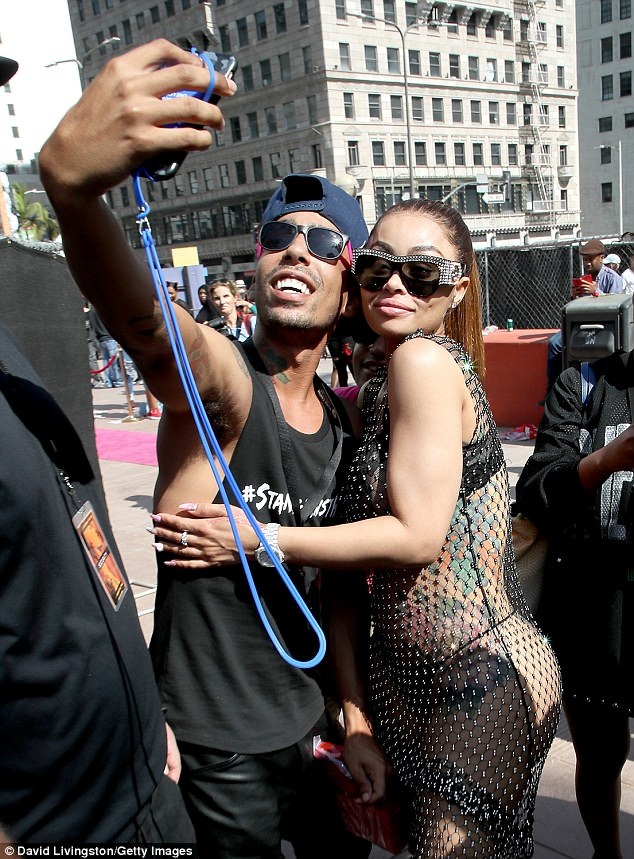 Vũ nữ thoát y gây choáng với váy lưới - 5
Blac Chyna chụp hình với fan trong sự kiện
