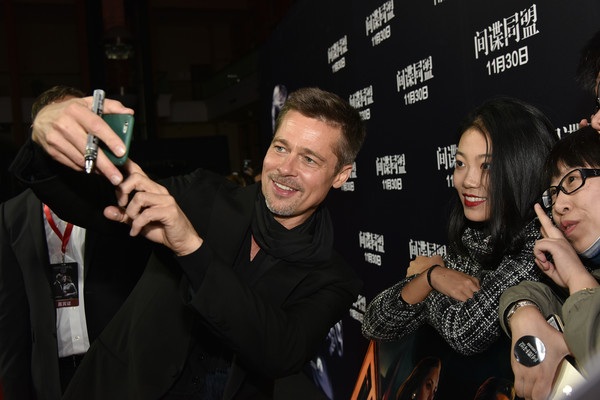 Brad Pitt điển trai hơn sau khi chia tay Angelina Jolie - 7
Brad vùi mình vào công việc để quên đi nỗi buồn hôn nhân tan vỡ