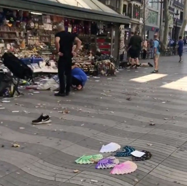 Đâm xe khủng bố ở Barcelona, ít nhất 13 người chết - 9
(Ảnh: Reuters)