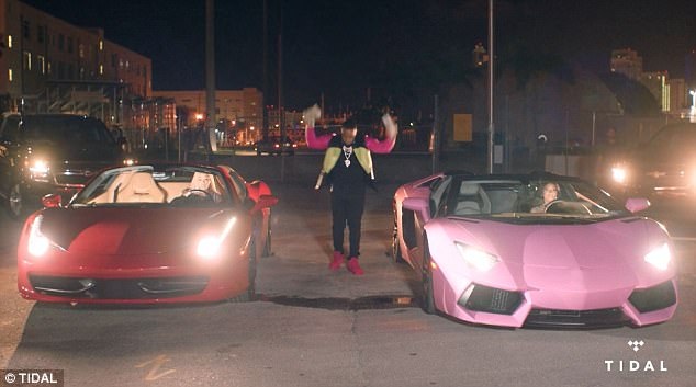Vũ nữ thoát y sành điệu cưỡi xe phân khối lớn ra phố - 7 
Hai người đẹp lái 2 siêu xe Lamborghini trong 1 cảnh quay.