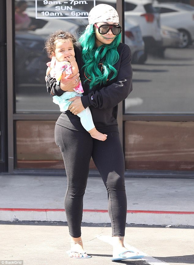 
Trong khi đó Blac Chyna ngày càng nổi tiếng và đăt show quảng cáo, dự tiệc.
