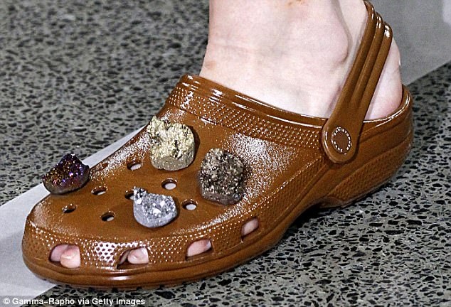 Kinh ngạc khi giày dép Crocs xuất hiện trên sàn diễn của tuần lễ thời trang Paris - 7
Năm ngoái NTK nổi tiếng Christopher Kane cũng từng hợp tác với Crocs