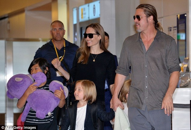 Brad Pitt điển trai hơn sau khi chia tay Angelina Jolie - 8
Brad Pitt béo và có phần kém chỉn chu khi còn ở bên Jolie.