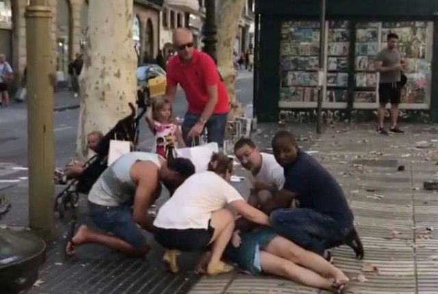 Hiện trường vụ đâm xe khủng bố kinh hoàng ở Barcelona - 8
Nạn nhân mang quốc tịch 18 quốc gia khác nhau. (Ảnh: Reuters)