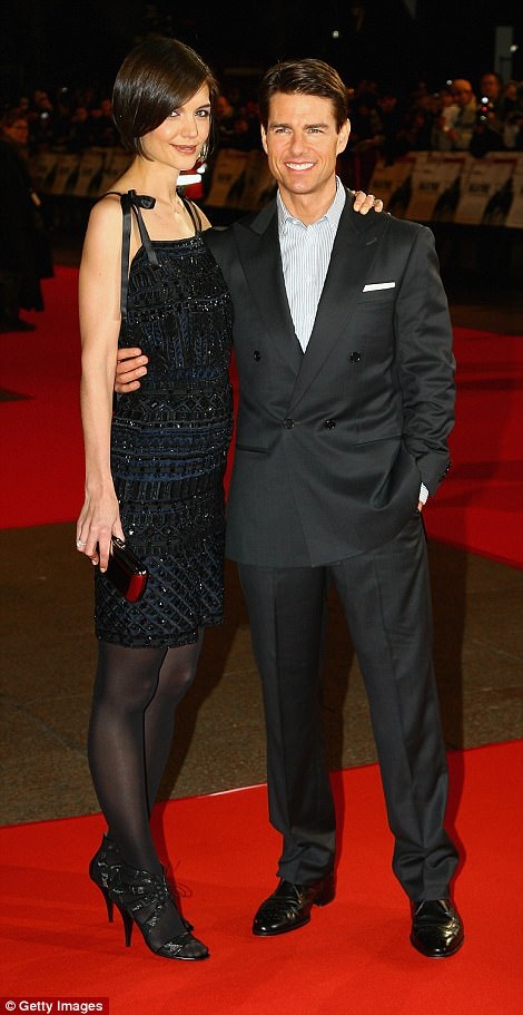 
Katie ly dị tài tử Tom Cruise vào năm 2012 sau khi đã sinh cho nam diễn viên này 1 cô con gái xinh đẹp tên là Suri. Katie chưa bao giờ chia sẻ lý do vì sao hôn nhân của cô tan vỡ.
