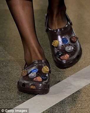 Kinh ngạc khi giày dép Crocs xuất hiện trên sàn diễn của tuần lễ thời trang Paris - 9
Kane khen những mẫu giày dép của Crocs rất thoải mái, đáng yêu và chính những lời chê bai càng khiến nhãn hiệu này trở nên nổi tiếng.
