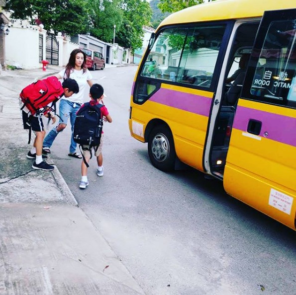 Tạ Đình Phong đón lễ tình nhân bên Vương Phi, Bá Chi bận rộn bên hai con trai - 1
Sáng 31/8, giới săn tin “chộp” được hình ảnh Trương Bá Chi quần jeans, áo phông và dép lê tất bật đưa hai con trên lên xe bus để tới trường học. Ngôi sao nổi tiếng trông thật giản dị và vẫn xinh đẹp tuyệt vời dù không trang điểm hay diện những bộ trang phục đắt tiền.