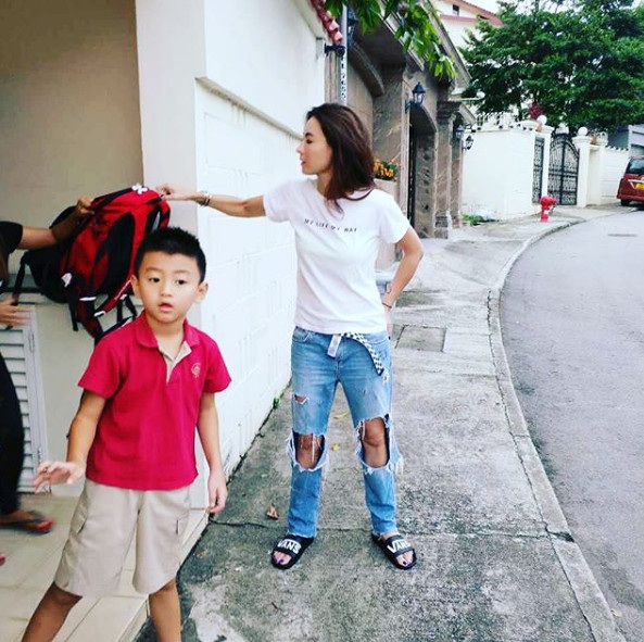 Tạ Đình Phong đón lễ tình nhân bên Vương Phi, Bá Chi bận rộn bên hai con trai - 3
Lucas càng lớn càng giống cha ruột, Tạ Đình Phong. Cậu bé sống với mẹ và gia đình bên ngoại sau khi bố mẹ ly dị. Lucas là một cậu bé tình cảm và rất thương mẹ.
