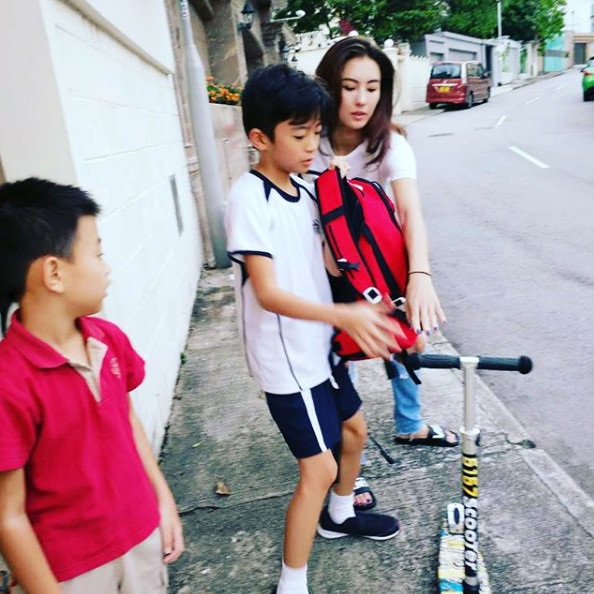 Tạ Đình Phong đón lễ tình nhân bên Vương Phi, Bá Chi bận rộn bên hai con trai - 4
Trương Bá Chi giúp cậu con trai Lucas mang xe đẹp ra đường chuẩn bị tới trường. Chia sẻ trên trang cá nhân, bà mẹ nổi tiếng cho biết, cô hồi hộp không kém các con khi hai em bé chuẩn bị bước vào năm học mới. Hai con của cô là Lucas, năm nay 10 tuổi còn Quintus, 7 tuổi.