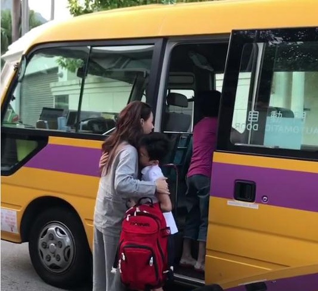 Tạ Đình Phong đón lễ tình nhân bên Vương Phi, Bá Chi bận rộn bên hai con trai - 6
Trương Bá Chi ôm con trai Lucas trước khi cậu bé lên xe tới trường. Bạn bè khen Bá Chi là người mẹ tuyệt vời, tận tụy và hoản hảo. Cô luôn cố gắng bù đắp cho các con khi hiểu các con thiếu hụt tình cảm và sự quan tâm của người cha.